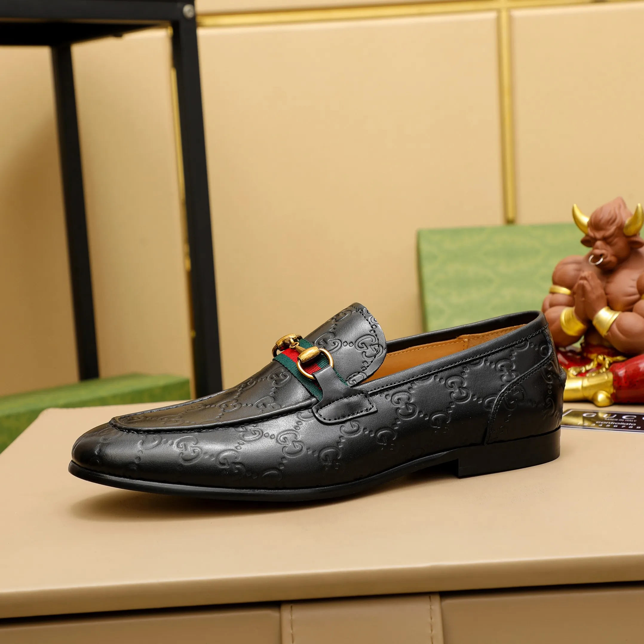 p480 GUCCI 2021 men’s latest casual leather shoes👞! Available at counters simultaneously! A one-to-one replica of the original. All imported top layer calfskin. The interior is made of top-grade cowhide, and the original factory-supplied rubber outsole is used. Leading new fashion concepts. Black, brown, matching sizes: 38-45